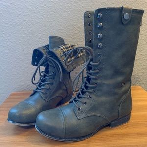 ❇️Stylish Green Combat Boots✨